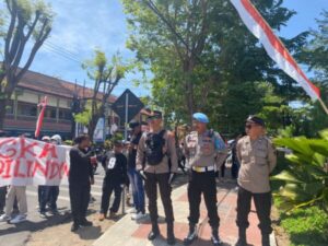 Puluhan Personel Polresta Banyuwangi Terjun Amankan Aksi Demo di Kejaksaan