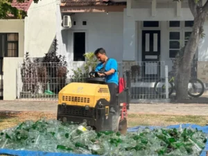 Kejari Banyuwangi Musnahkan Ratusan Botol Jamu Ilegal Merek Klanceng dan Akar Daun