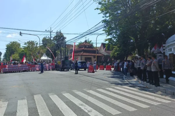 Ratusan Massa Demo Gedung Dprd Saat Pelantikan, Polresta Banyuwangi Tindak