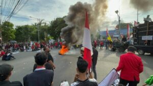 Pengamanan Rapat: Ratusan Personel Polresta Banyuwangi Jaga Unjuk Rasa yang Kondusif