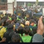 Rusuh Di Semarang: Demo Mahasiswa Lukai Polisi, Gerbang Balai Kota