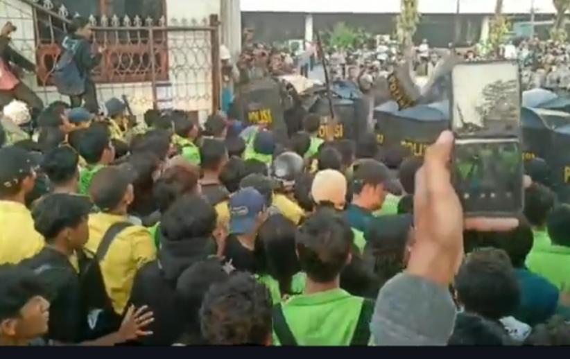 Rusuh di Semarang: Demo Mahasiswa Lukai Polisi, Gerbang Balai Kota Ambruk