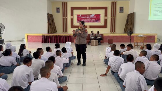 Sambangi Pelajar Smkn 1 Palangka Raya, Polwan Polda Kalteng Beri