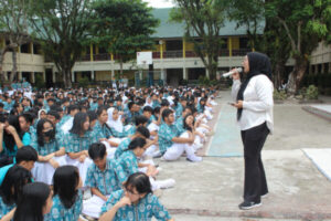 Sambangi SMA 2 Palangka Raya, Polwan Polda Kalteng Edukasi Pelajar Bijak Bermedsos dan Stop Kekerasan Anak