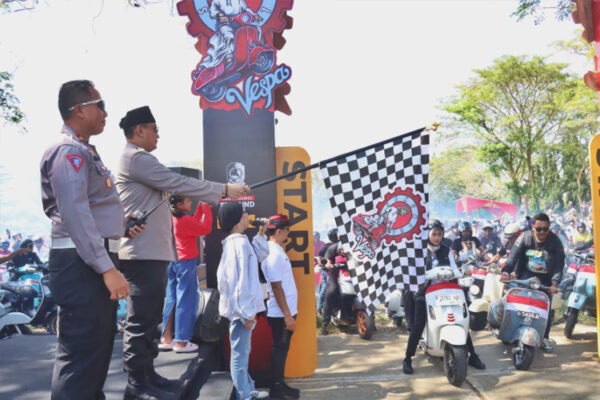 Sambut hari kemerdekaan, kapolresta banyuwangi lepas touring bikers vespa jawa bali