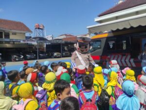 Satlantas Polres Banjarnegara Hadirkan Edukasi Lalu Lintas Menyenangkan bagi Anak-Anak TK di Sigaluh