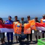 Satpolairud Banyuwangi Bagikan Sarana Kontak Untuk Nelayan Pantai Wonosari Sobo