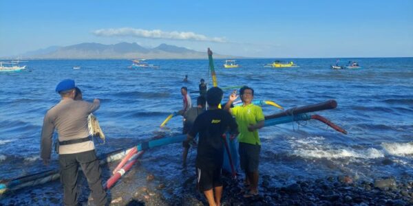 Satpolairud Banyuwangi Selamatkan Nelayan Terjebak Ombak Di Selat Bali