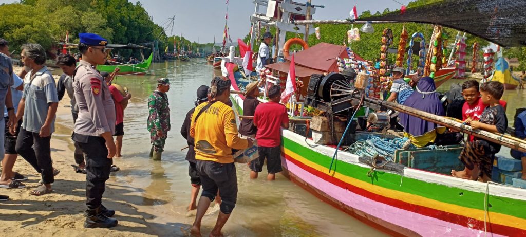 Satpolairud Kawal Prosesi Larung Sesaji Desa Dasun Kec Lasem Kab Rembang