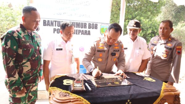 Senyum Bahagia Warga Desa Clering Saat Dapat Bantuan Sumur Bor