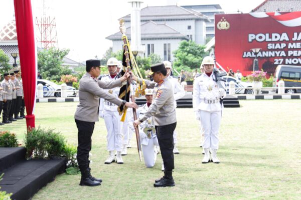 Serah Terima Pataka Di Farewell Parade Polda Jateng