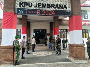 Sinergi TNI-Polri: Kodim 1617 Jembrana dan Satgas PAM Mantap Praja Amankan Kantor KPU Jembrana