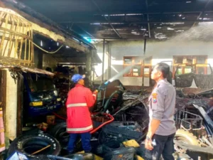 Bengkel Mobil di Karetan Banyuwangi Terbakar Akibat Sisa Pembakaran Sampah: Suzuki Carry Berhasil Diselamatkan