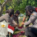 Srikandi Blambangan Tabur Bunga Di Tmp Banyuwangi Meriahkan Hut Polwan