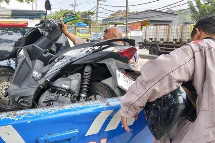 Tabrak Truk Saat Menyalip Dari Lajur Kiri, Mahasiswi Di Semarang