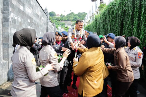 Tangis Ahmad Luthfi Pecah Saat Dilepas Warga Semarang