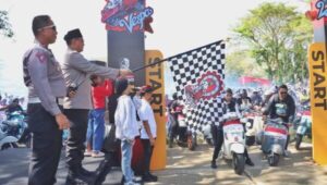 Touring Bikers Vespa Warnai HUT ke-79 RI di Banyuwangi dengan Acara Meriah