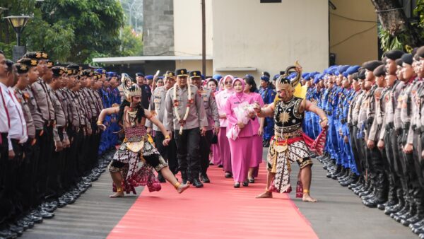 Tradisi Pedang Pora Warnai Kedatangan Kapolda Jateng Baru