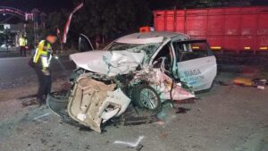 Tragedi di Sragen: Kecelakaan Mobil Vs Truk Mengakibatkan Satu Korban Jiwa