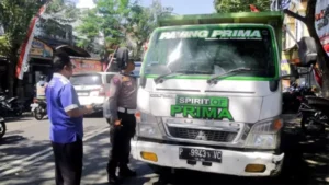 Satlantas Polresta Banyuwangi Tegur Truk Besar yang Langgar Larangan Masuk Jalur Pusat Kota Genteng