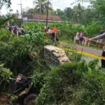 Truk Pupuk Kandang Terjun Ke Sungai Di Banyuwangi, Anak 7