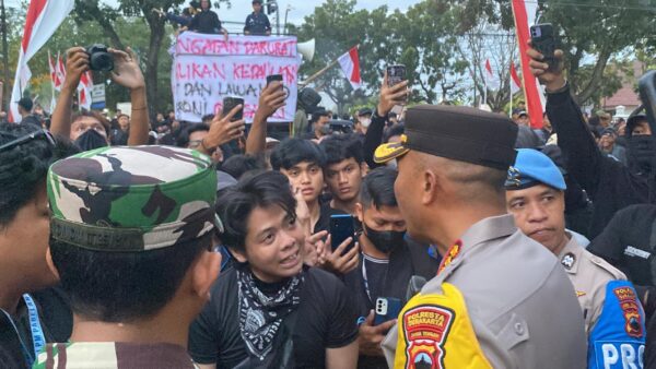 Tunjukan Demo Yang Benar, Ribuan Mahasiswa Sampaikan tuntutan ke DPRD Solo