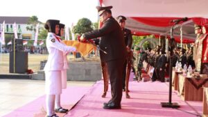 Upacara Penurunan Bendera Dalam Rangka HUT Kemerdekaan RI ke-79 Berjalan Lancar, Kapolres Rembang Jadi Inspektur Upacara