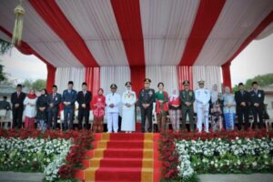 Penurunan Bendera Upacara Hari Kemerdekaan Berlangsung Khidmat, Kapolresta Banyuwangi hadir bersama Forkopimda