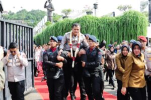 Pelepasan Komjen Ahmad Luthfi Penuh Haru dan Isak Tangis