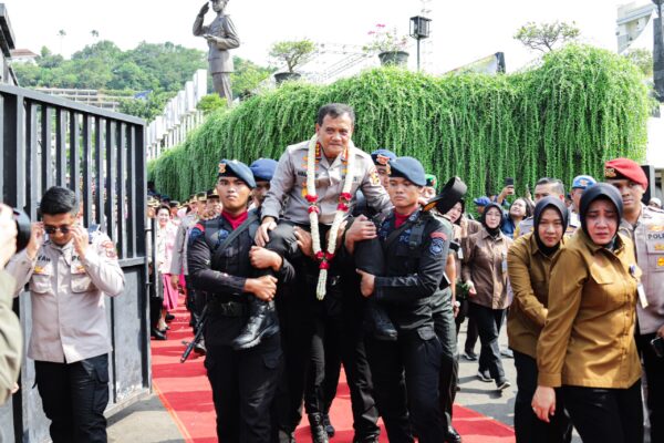 Warga Semarang Lepas Ahmad Luthfi Dengan Arak Arakan Haru