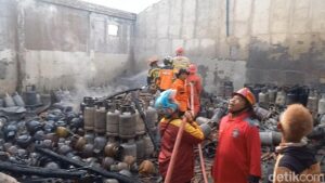 Warga Sukoharjo Dikejutkan Ledakan Saat Gudang Elpiji Ludes Terbakar