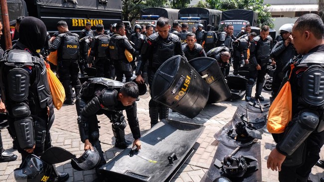 ‘demo Darurat’ Di Depan Balai Kota Solo, Ratusan Aparat Gabungan