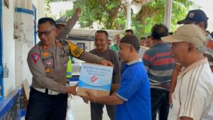 Satlantas Polres Rembang Berikan 100 Paket Sembako Kepada Komunitas Grab dan Sopir Angkot