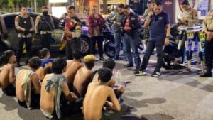 Polisi Temukan 2 Celurit Saat Gerebek Pesta Miras 8 Remaja di Brotojoyo