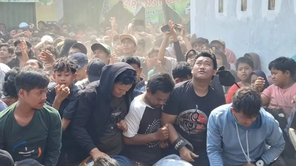 Acara Syukuran Bos Batik di Pekalongan Berubah Kerusuhan, Ribuan Warga Berebut Uang