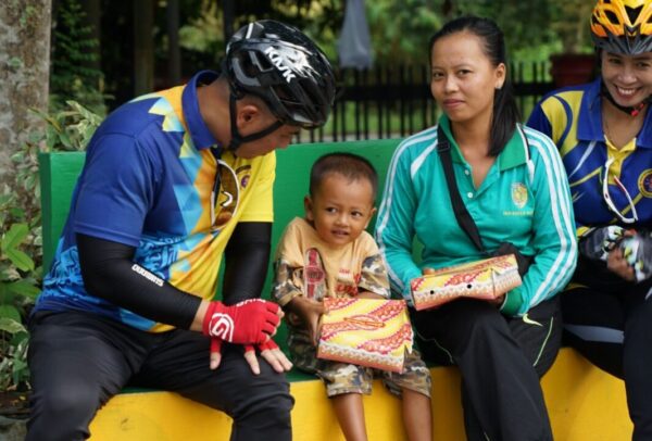 Aksi Sebar Seberkah, Karumkit Bhayangkara Sapa dan Membagikan Nasi Kotak Ke Petugas Kebersihan Kota Palangka Raya