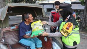 Aksi Sosial HUT ke-76, Polwan Polres Sukoharjo Bagikan Bunga dan Sembako di Tengah Gatur Lalin