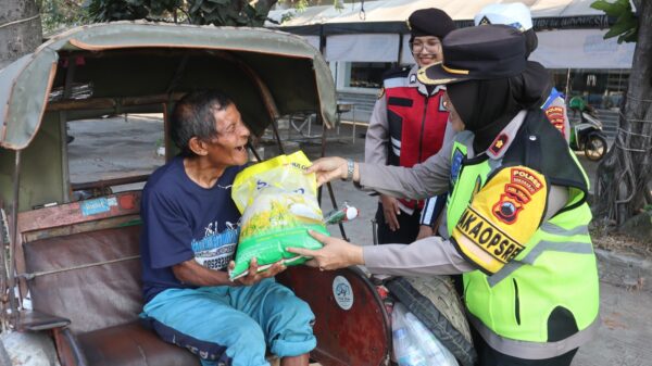 Aksi Sosial Hut Ke 76, Polwan Polres Sukoharjo Bagikan Bunga Dan