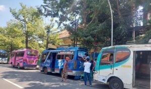 Jelang Pilkada, Puluhan Sopir Bus di Rembang Pasang Stiker Harmonis untuk Ciptakan Suasana Damai