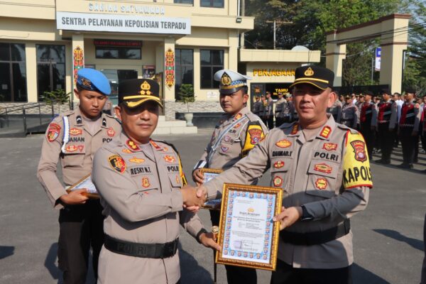 Apresiasi Kinerja, Kapolres Kotim Beri Penghargaan Personel Berprestasi