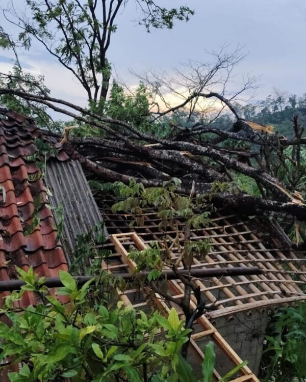 Banjarmangu Diterjang Angin Puting Beliung, 62 Rumah Rusak Parah