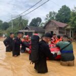 Banjir Kembali Melanda, Sar Brimob Kalteng Mengevakuasi Masyarakat Di Beberapa