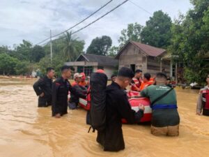 Banjir Kembali Melanda, SAR Brimob Kalteng Mengevakuasi Masyarakat Di Beberapa Desa Kabupaten Murung Raya