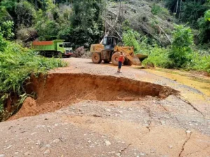 Warga Lamandau Terancam Kesulitan Kebutuhan Pokok Setelah Banjir Putuskan Jalan Antardesa