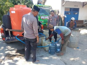 Bantuan Air Bersih Polsek Pancur di Dukuh Waton Desa Kalitengah