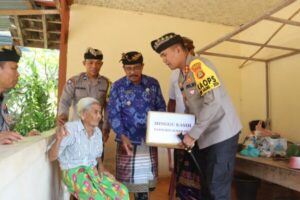 Berbagi Kasih, Kapolres Jembrana Bantu Warga Desa Penyaringan yang Sakit Menahun