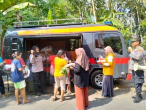 Polisi Banyuwangi Keliling Bagikan Sayuran Gratis untuk Emak-Emak