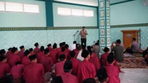 Berbaur dengan Santri, Kapolres Batang Tekankan Pentingnya Perkuat Persatuan dan Kesatuan