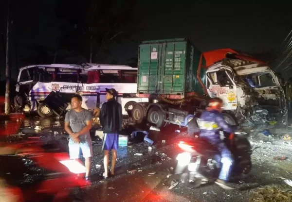 Bus Dan Truk Tabrakan Di Pantura Rembang Pati, Enam Orang Kehilangan