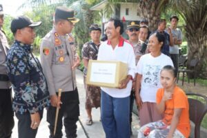 Program Minggu Kasih: Kapolres Jembrana Berikan Bantuan Sosial di Desa Kaliakah